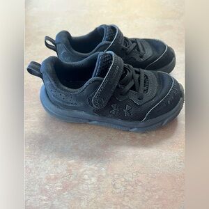 Under Armour Black Sneakers with Velcro Strap and Mesh Design